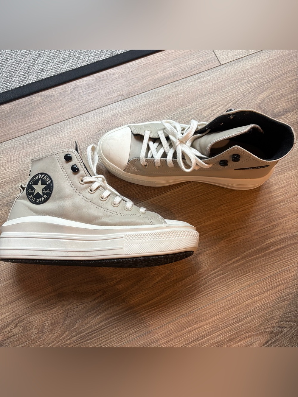 Women’s Sz 9 Converse Chuck Taylor Tan Cream Leather Sneaker Platform Hi Top